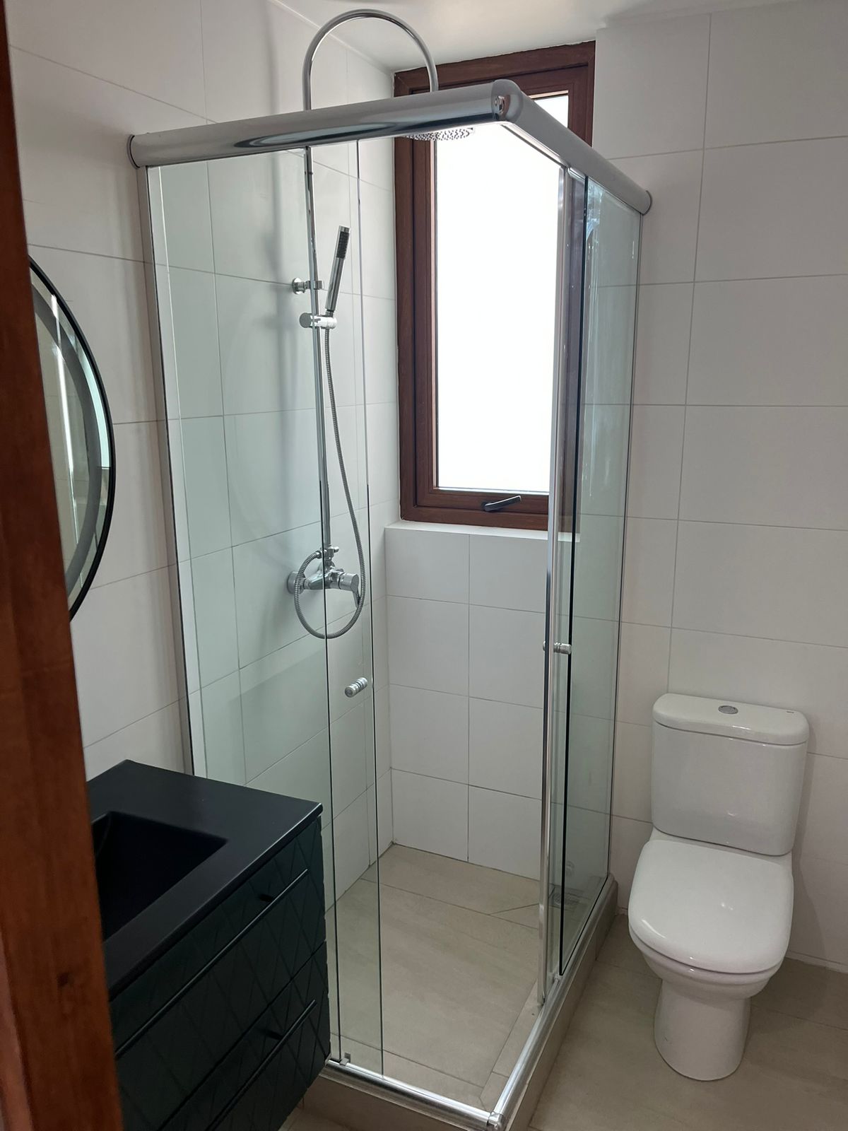 Ventana PVC oscilobatiente en baño con ducha