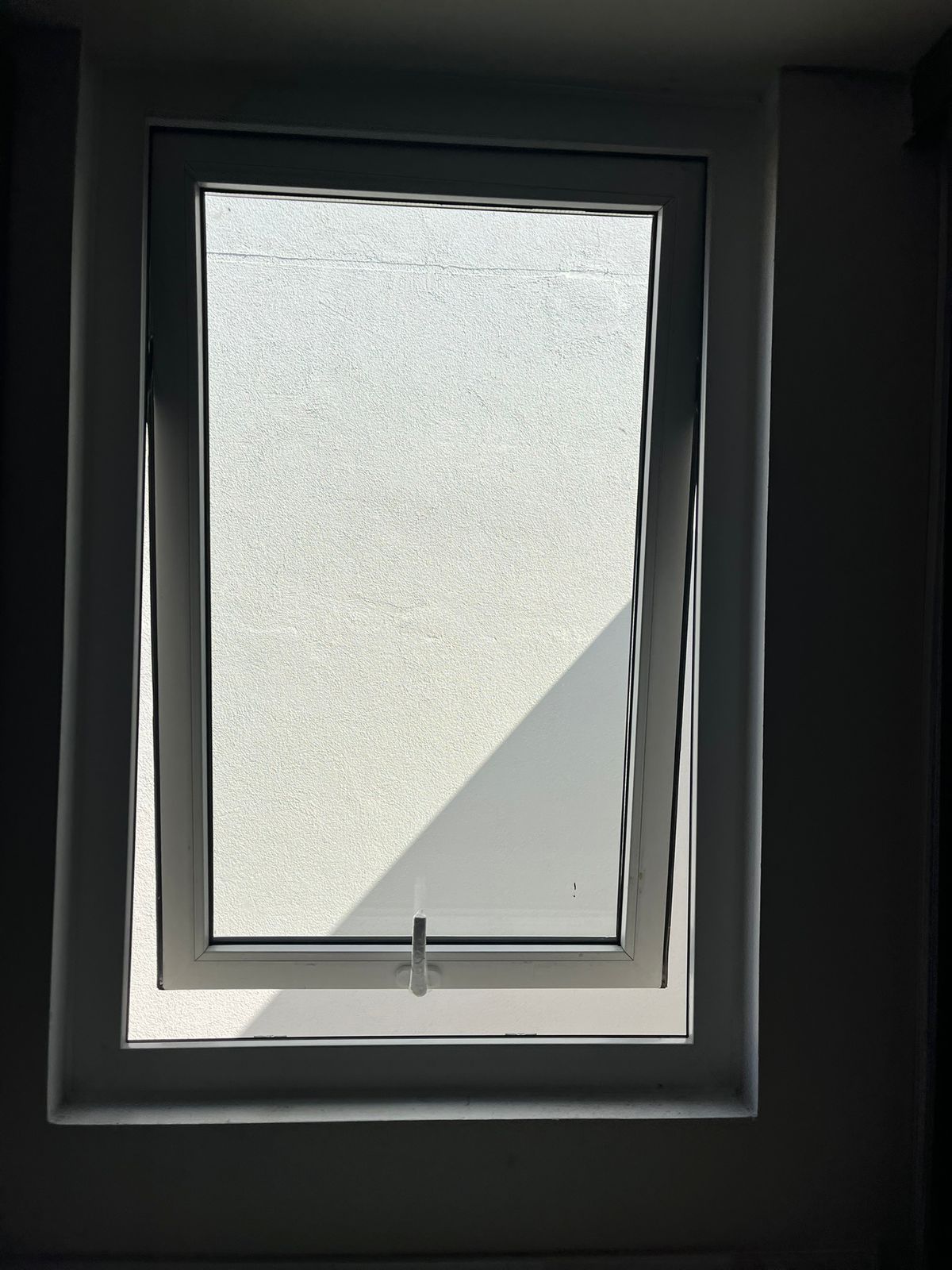 Ventana abatible PVC antracita instalada